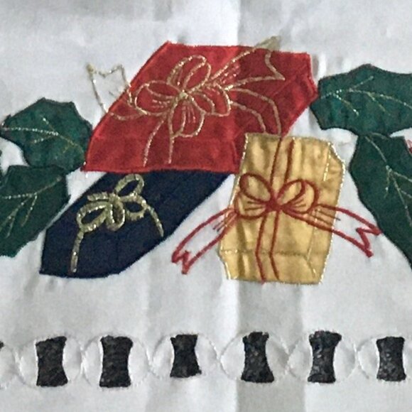 Embroidered Christmas tablecloth - Picture 3 of 4